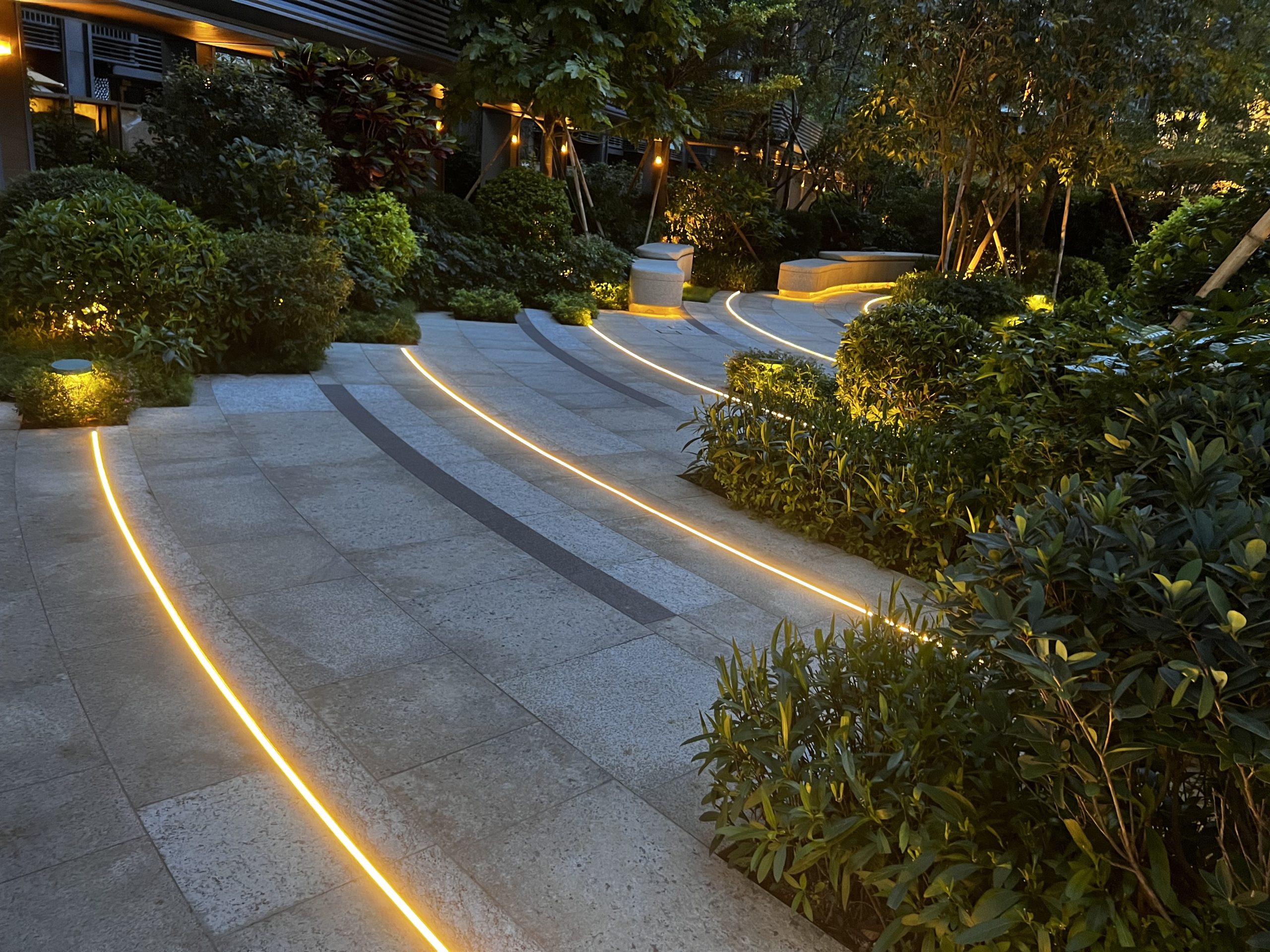 Garden path lights for inground linear lighting